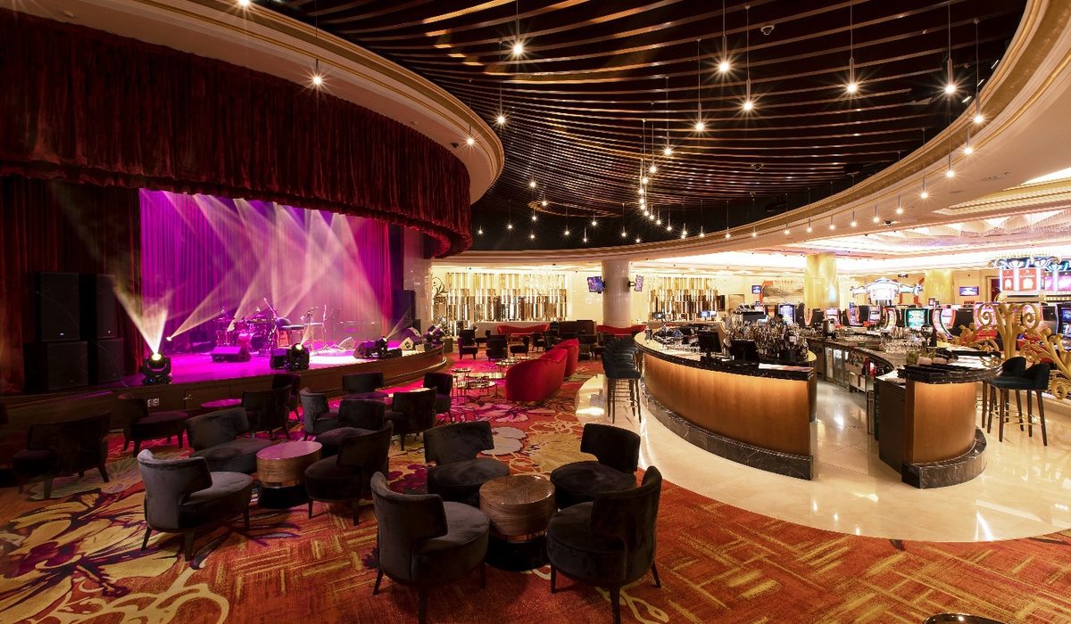 Sân khấu bên trong quầy bar sòng bài Casino Phú Quốc