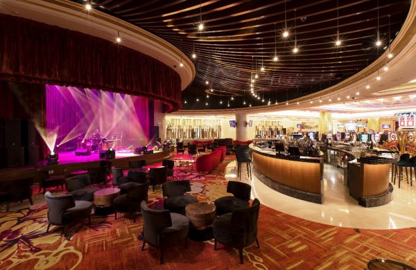 Sân khấu bên trong quầy bar sòng bài Casino Phú Quốc