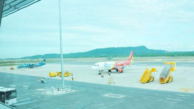 Sân bay Phú Quốc tấp nập