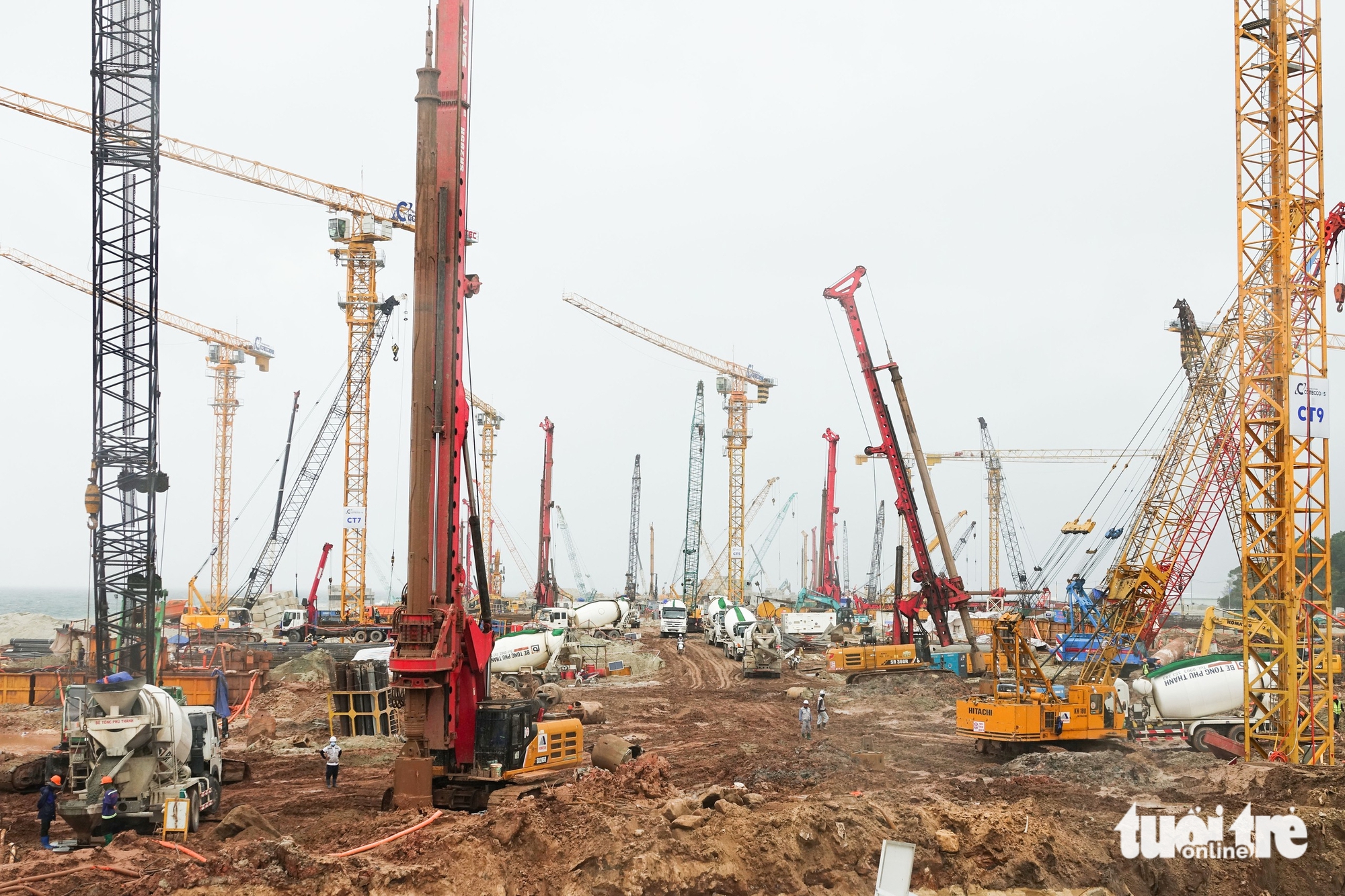 Tất bật trên công trường Trung tâm hội nghị APEC ở Phú Quốc - Ảnh: CHÍ CÔNG